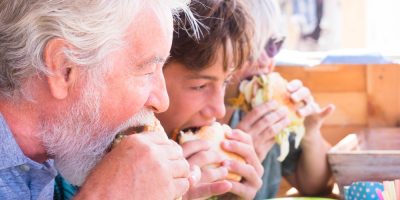 ancianos-ancianos-familia-joven-adolescente-comiendo-hamburguesas-todos-juntos-abuelos-concepto-amistad-nieto-adultos-jovenes-caucasicos-hermosos-comen-casa-o-comida-rapida(1)