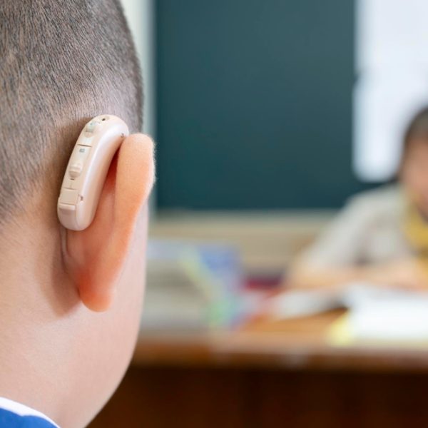 estudiantes-que-usan-audifonos-aumentar-eficiencia-auditiva-ayuda-poder-aprender-tanto-como-amigo-fondo-es-maestro-que-hablando